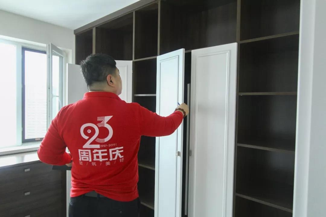 林鳳裝飾匠心愛(ài)家日 檢測(cè)柜門(mén)