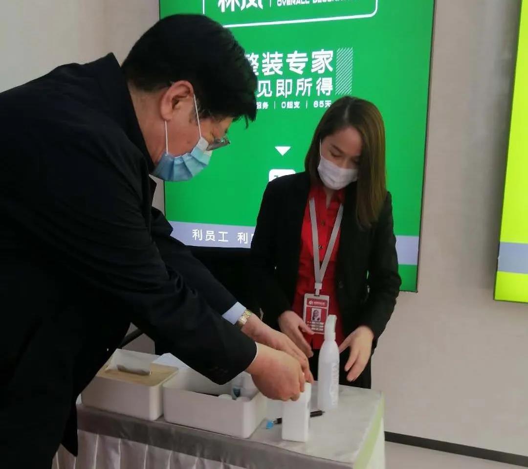 劉興貴會(huì)長手部消毒